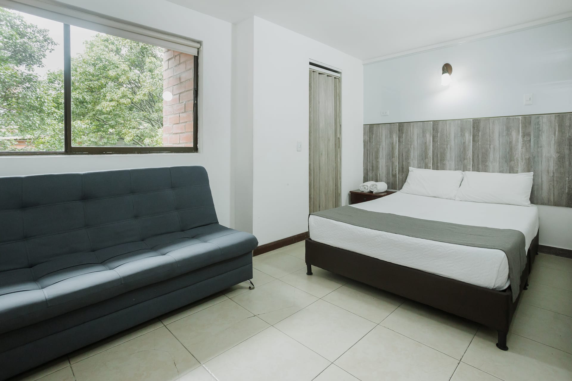 Habitación doble con sofá del Hotel Torre Primavera
